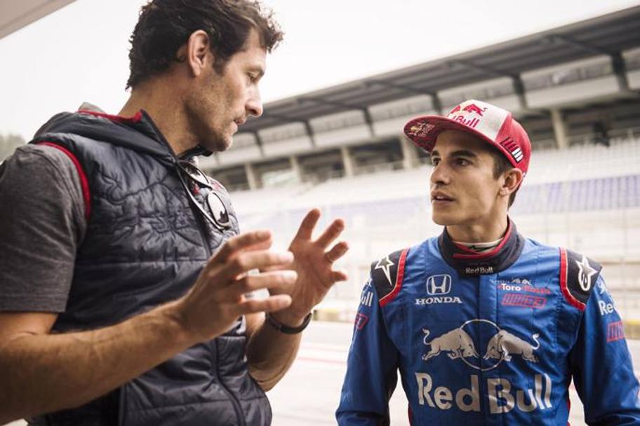 Marc Marquez prova la Formula 1. A Zeltweg l&#39;atteso test del campione del mondo della MotoGP organizzato dalla Red Bull. Ecco le prime immagini dello spagnolo in azione. Qui è con Mark Webber che gli fornisce preziosi consigli